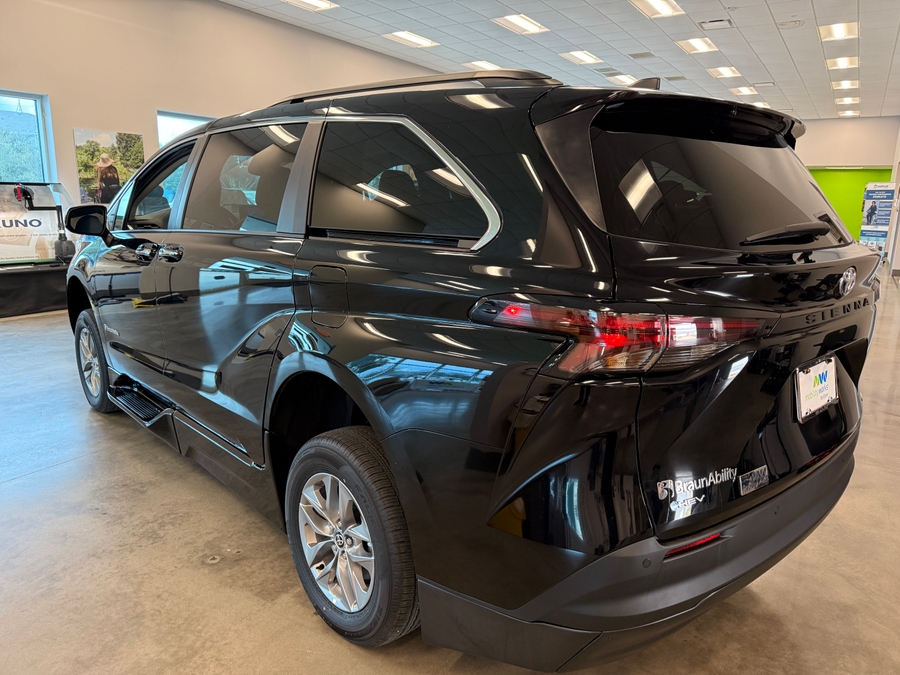Black Toyota Sienna image number 4