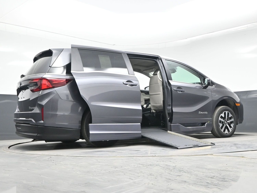 Grey Honda Odyssey image number 21