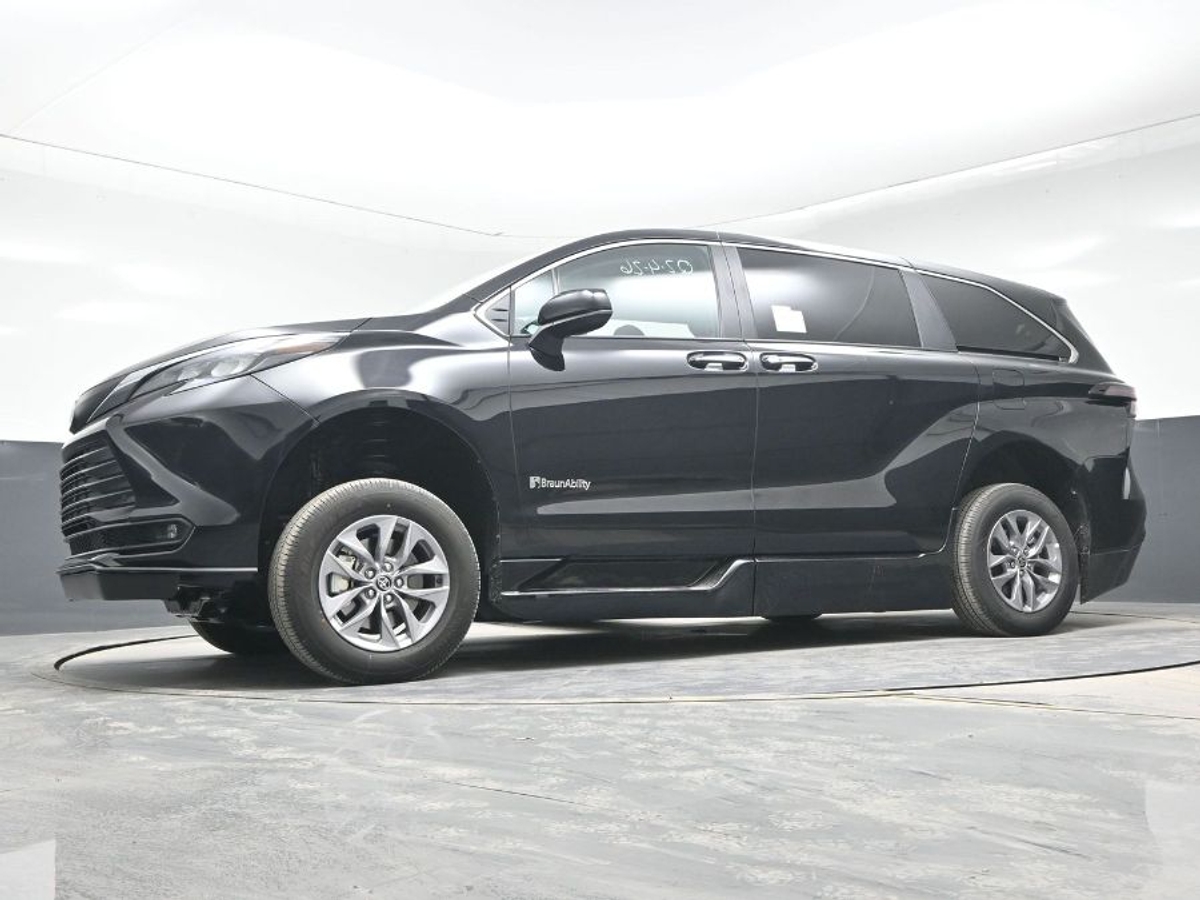 Black Toyota Sienna image number 21