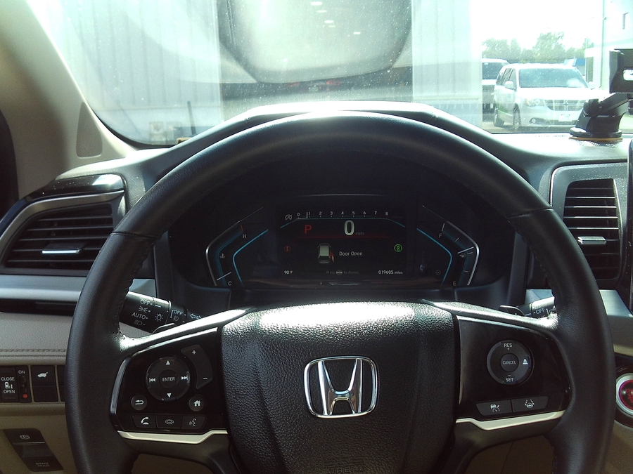 White Honda Odyssey image number 11
