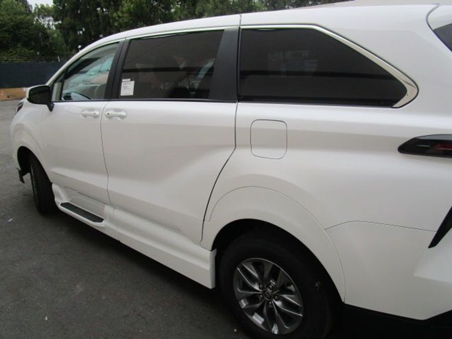 New 2025 Toyota Sienna LE 8-Passenger - Vantage Mobility Commercial Side Entry Entry In Floor Manual Ramp