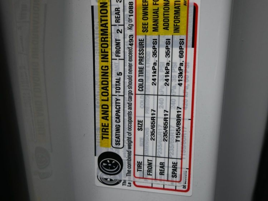 White Toyota Sienna image number 18