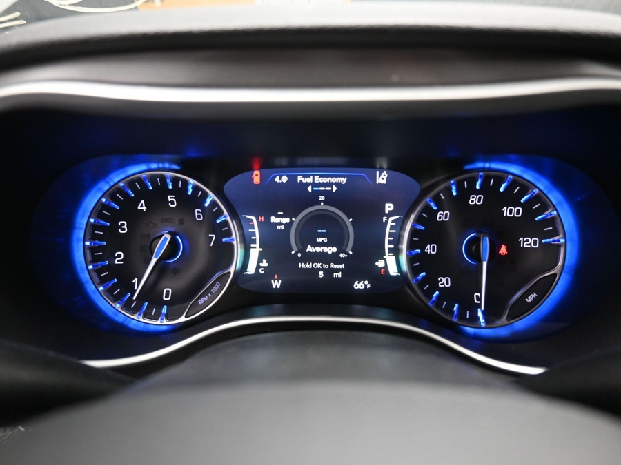 Black Chrysler Pacifica image number 15