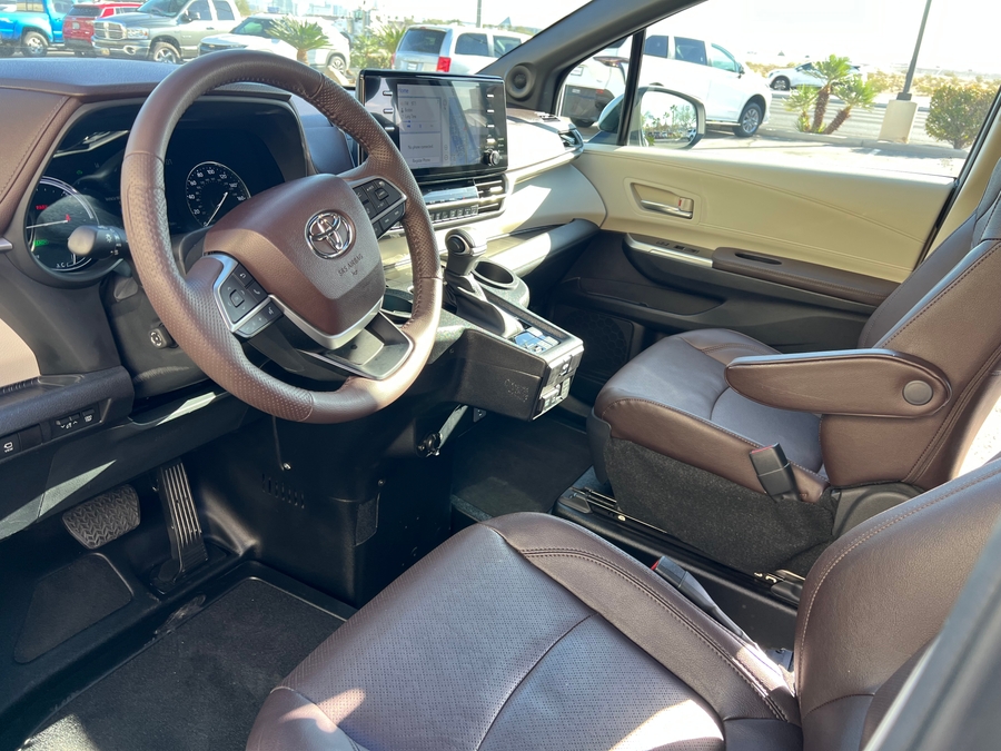 Used 2023 Toyota Sienna Hybrid Platinum Edition - BraunAbility Side Entry Entry In Floor Automatic Ramp