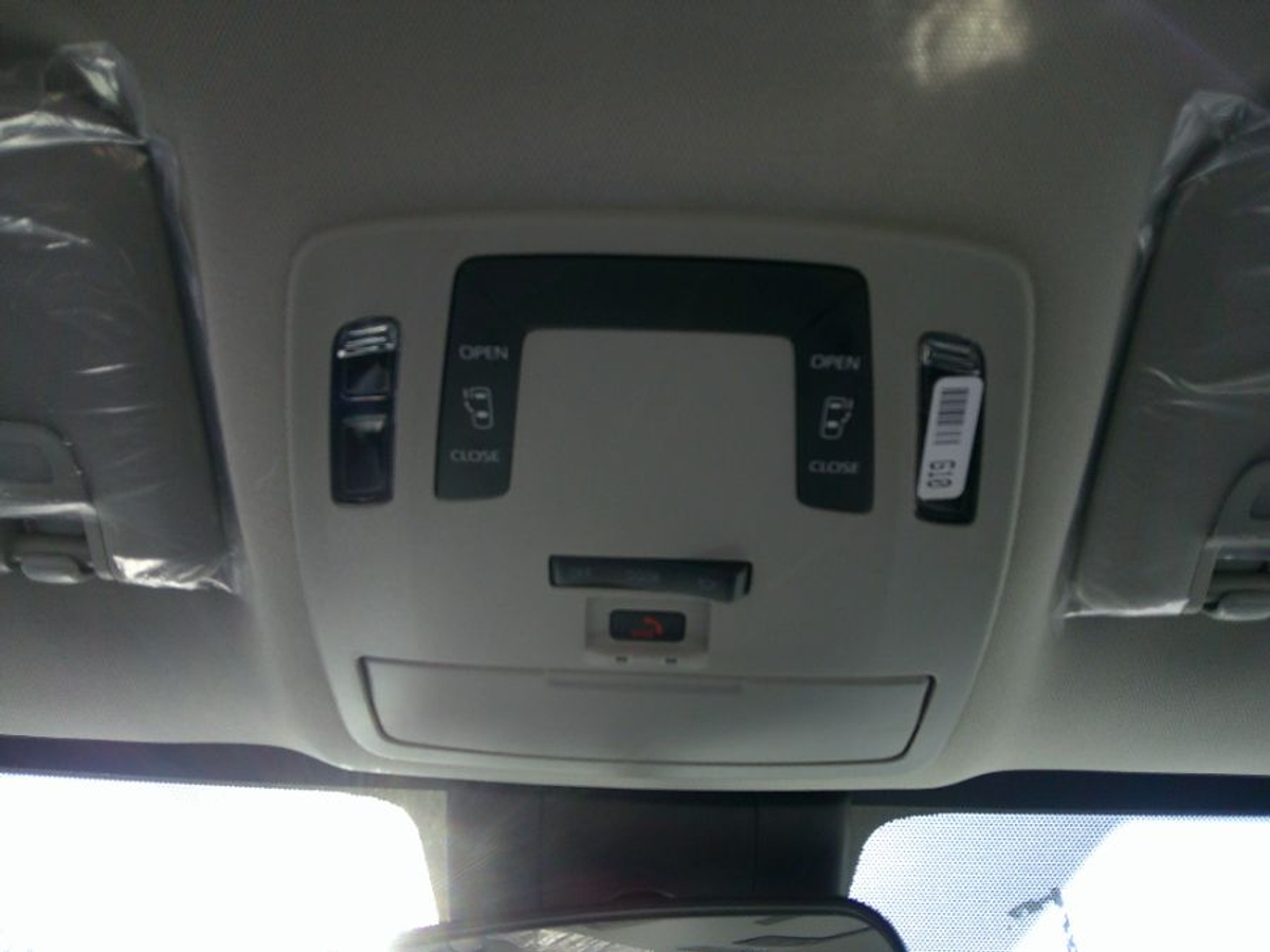 White Toyota Sienna image number 17