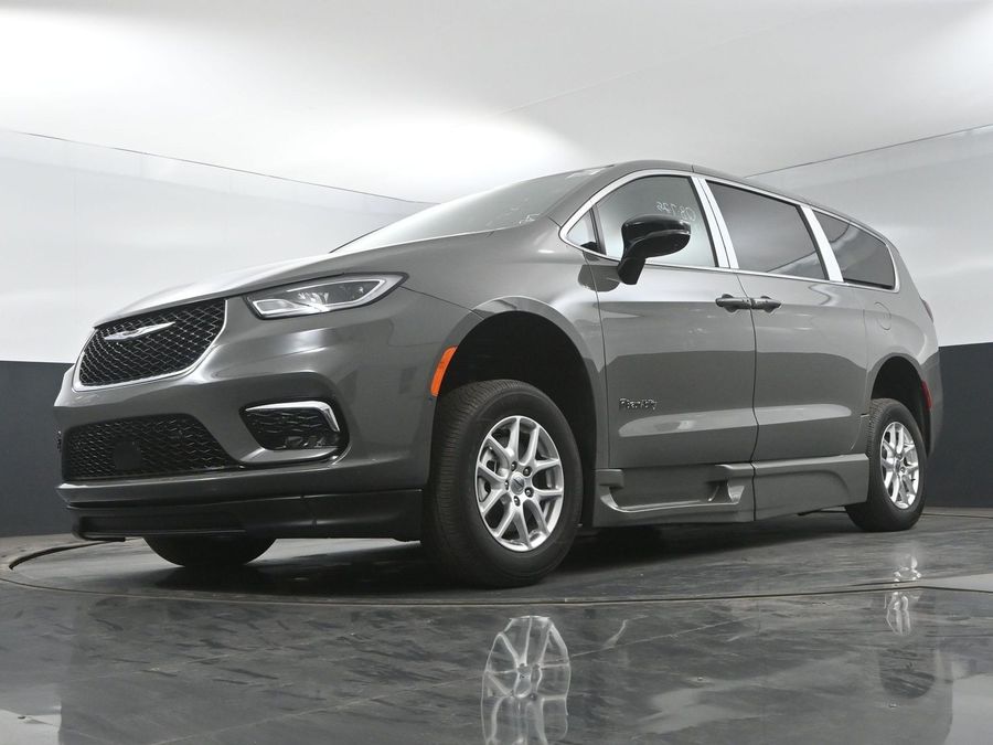 New 2025 Chrysler Pacifica Select Safety - BraunAbility Side Entry Entry Fold Out Automatic Ramp