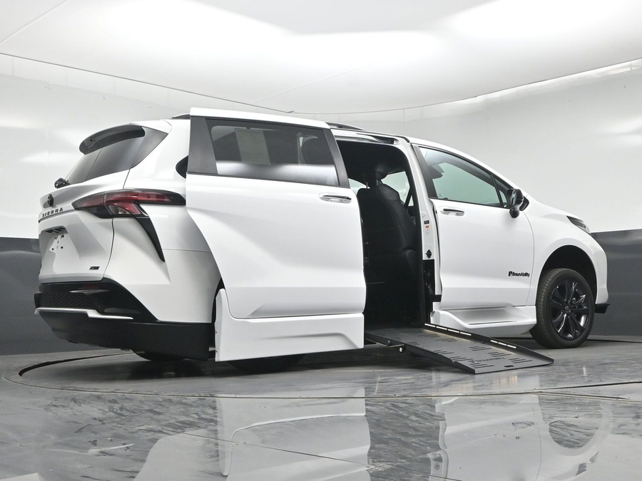 New 2026 Toyota Sienna Hybrid XSE Sport - BraunAbility Side Entry Fold Out Automatic Ramp