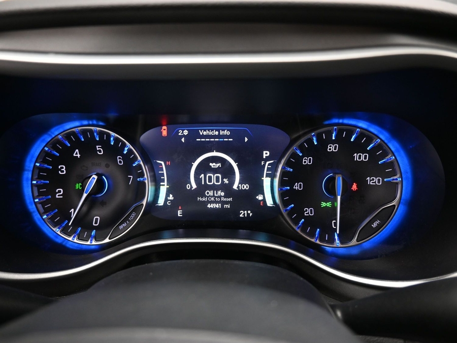 White Chrysler Pacifica image number 15