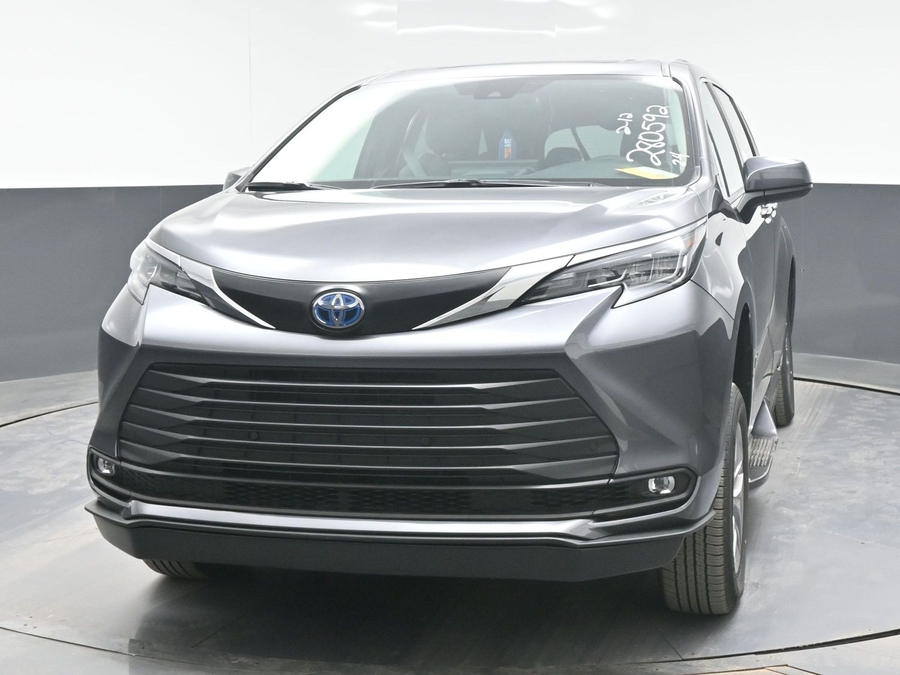 Grey Toyota Sienna image number 1