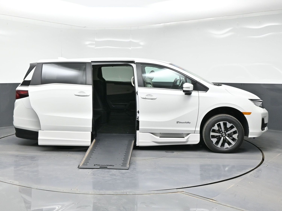 White Honda Odyssey image number 7