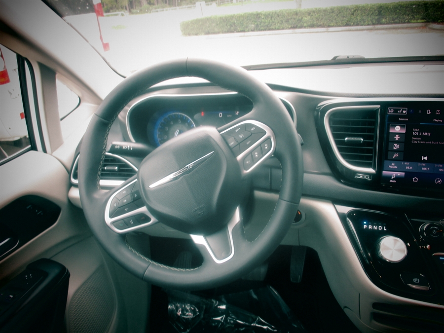 White Chrysler Pacifica image number 7