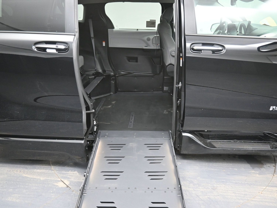 Imagen de la Toyota Sienna negra número 11
