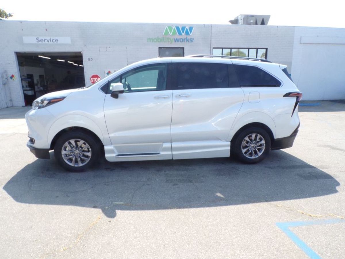 White Toyota Sienna image number 2