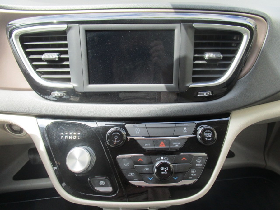 Used 2021 Chrysler Voyager LXi - BraunAbility Side Entry Entry Fold Out Automatic Ramp