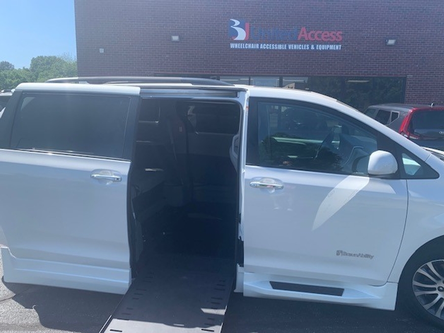 Used 2020 Toyota Sienna XLE - BraunAbility Side Entry Entry In Floor Automatic Ramp