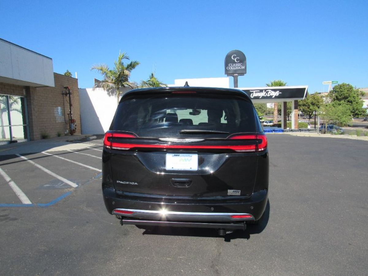 Black Chrysler Pacifica image number 3