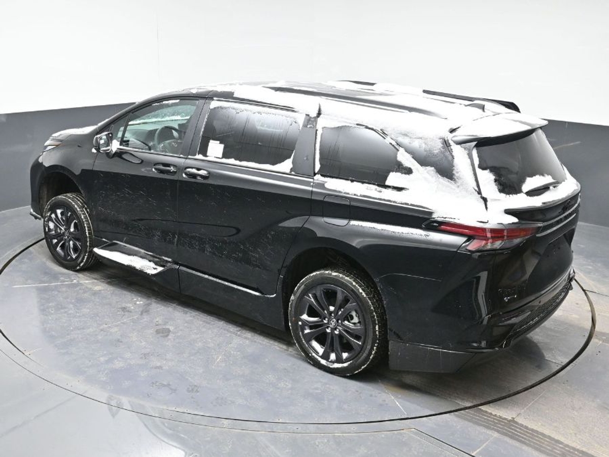 Black Toyota Sienna image number 24