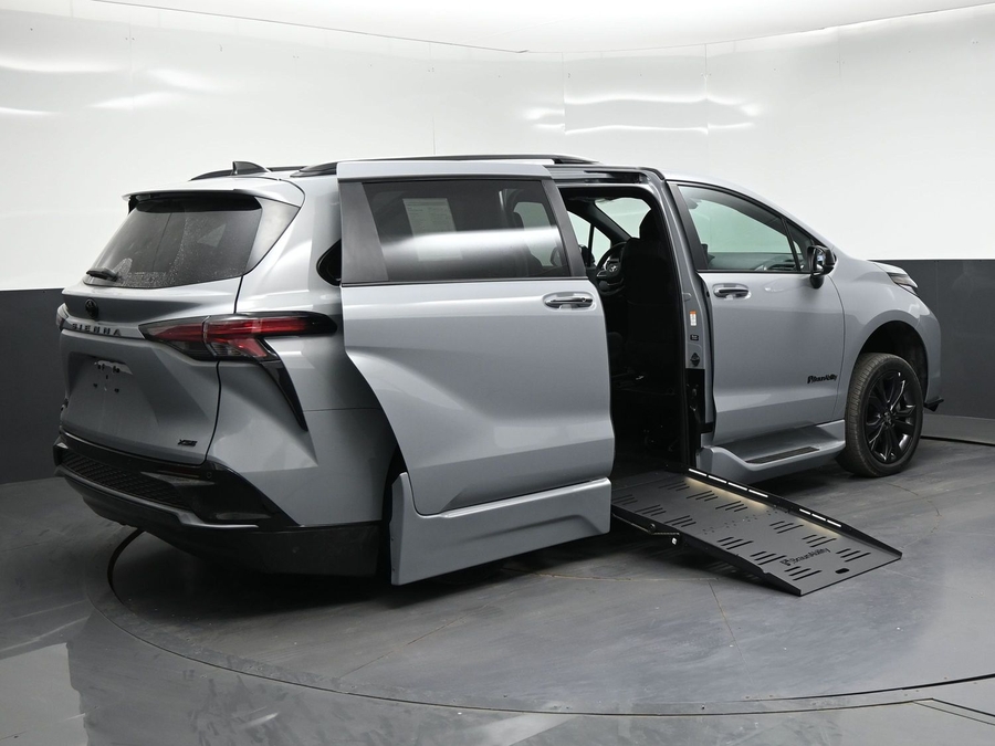 New 2026 Toyota Sienna Hybrid XSE Sport - BraunAbility Side Entry Fold Out Automatic Ramp