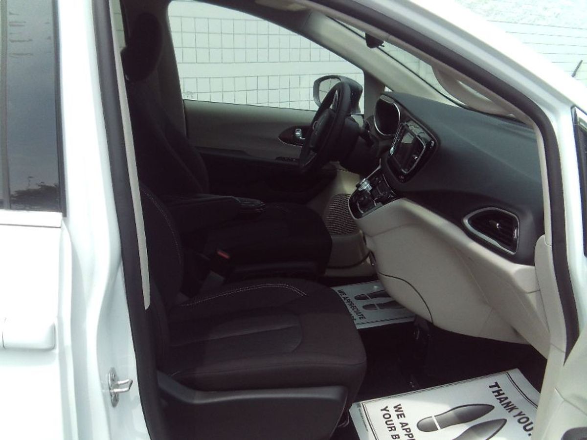 White Chrysler Voyager image number 17