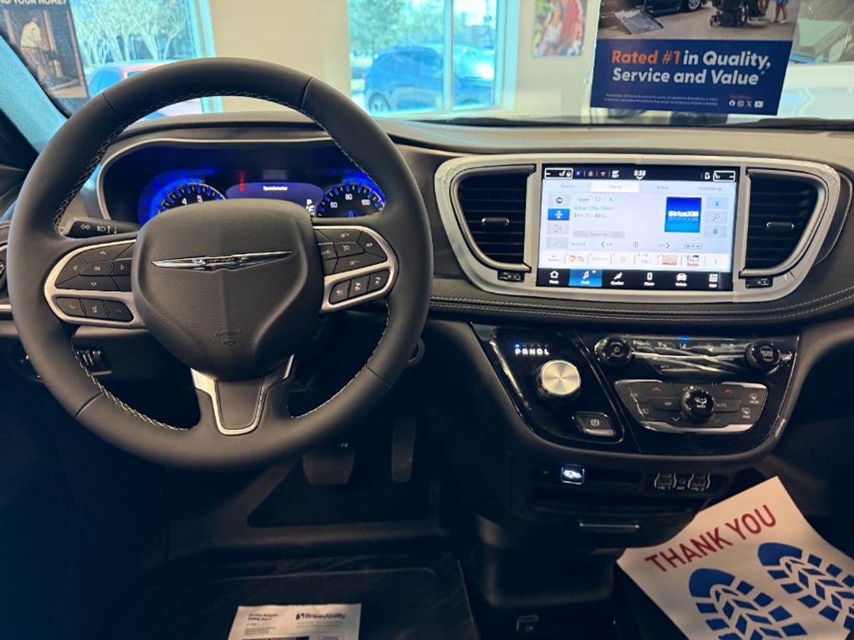 Black Chrysler Pacifica image number 14