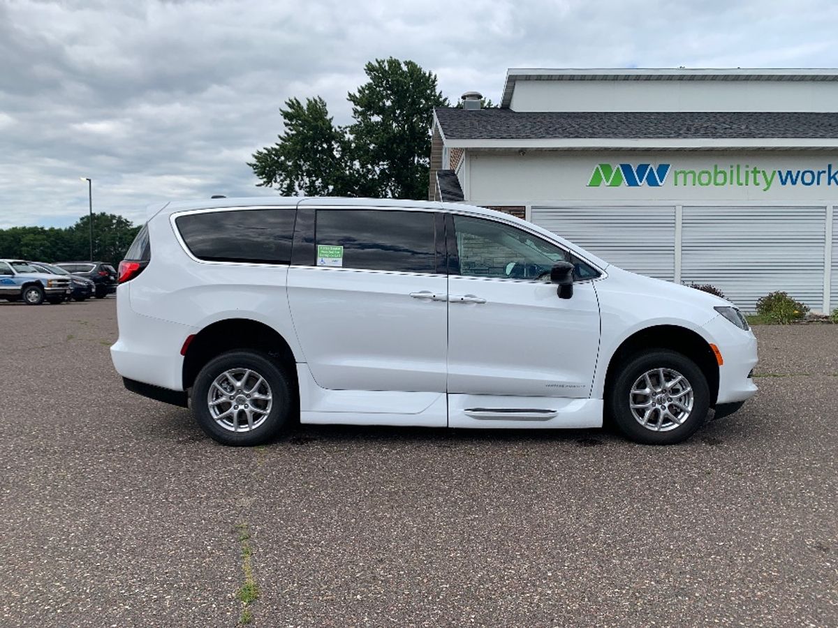 2024 CHRYSLER VOYAGER - Image 3