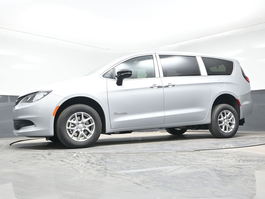 Silver Chrysler Voyager image number 21