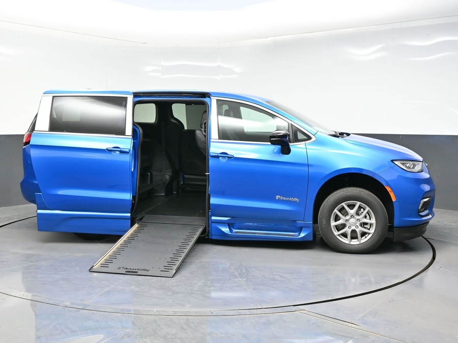 Blue Chrysler Pacifica image number 7