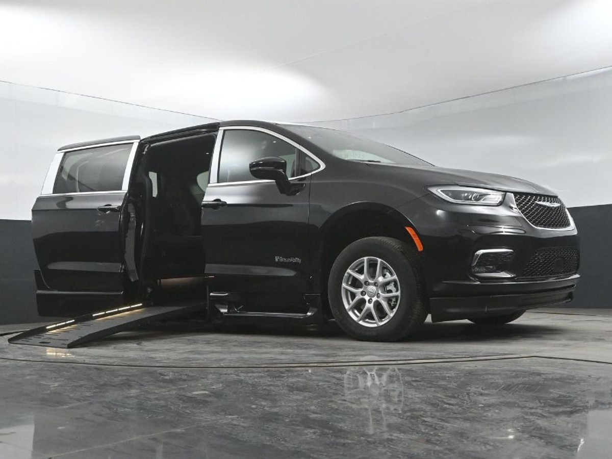 Black Chrysler Pacifica image number 18