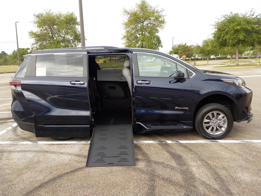 Blue Toyota Sienna image number 30