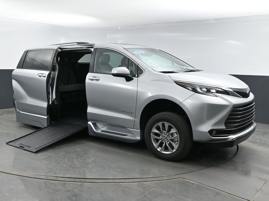 New 2025 Toyota Sienna Hybrid XLE Plus - BraunAbility Side Entry Entry In Floor Automatic Ramp