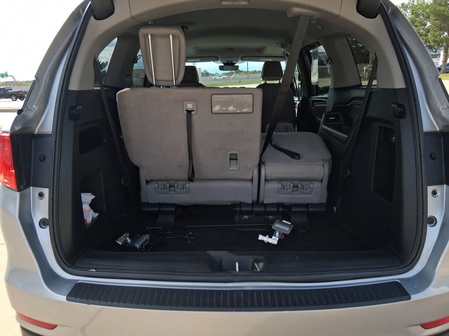 Silver Honda Odyssey image number 23