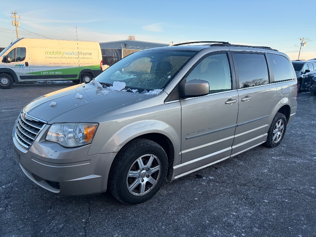 2009 CHRYSLER TOWN AND COUNTRY - Image 5