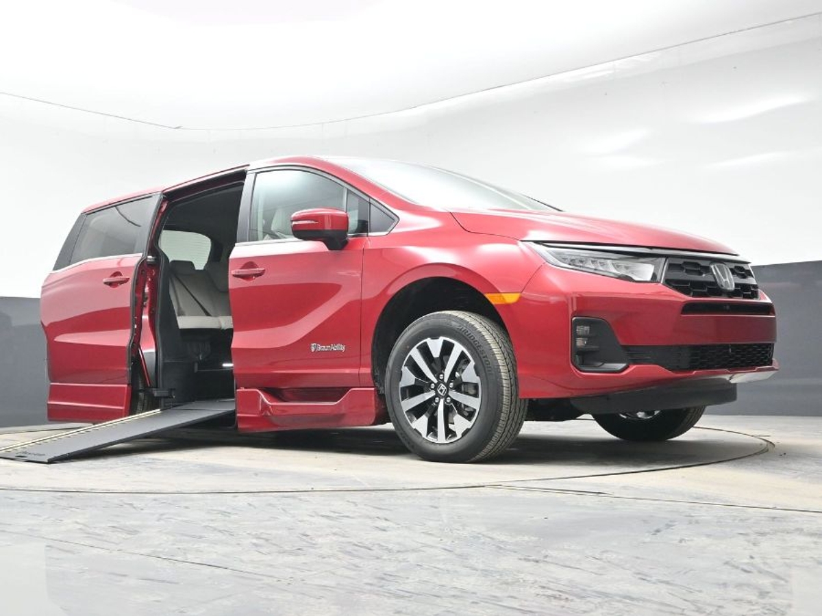 Red Honda Odyssey image number 18