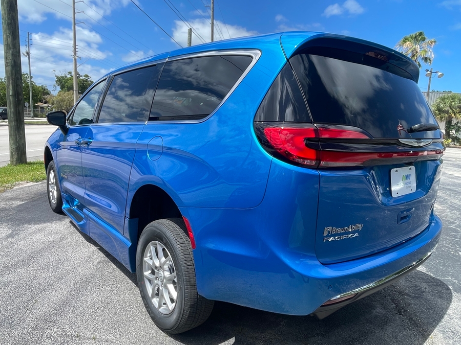 Blue Chrysler Pacifica image number 3