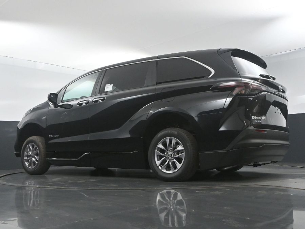 Black Toyota Sienna image number 19