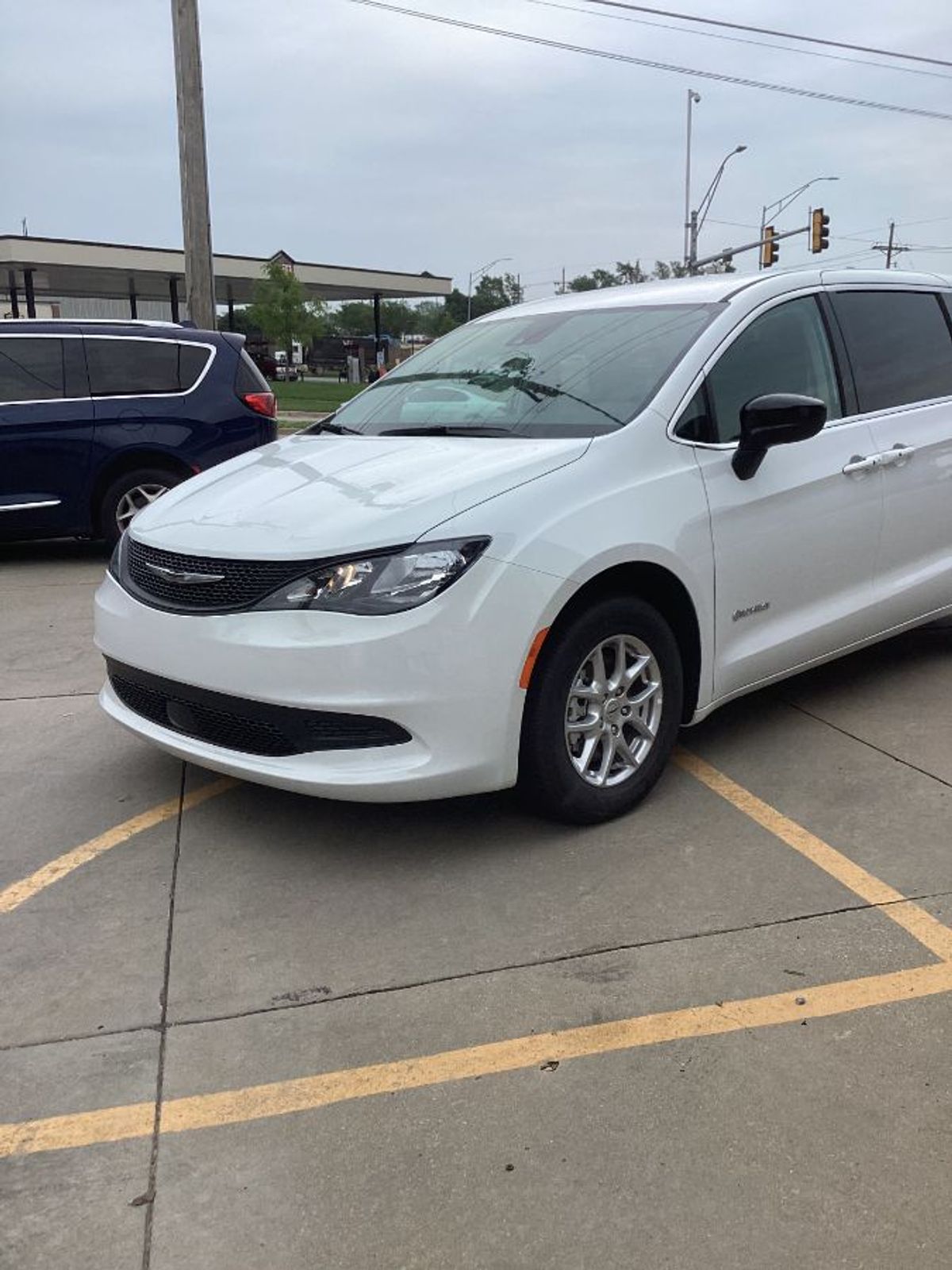 2024 CHRYSLER VOYAGER - Image 4