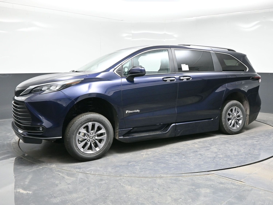 New 2026 Toyota Sienna Hybrid XLE Base - BraunAbility Side Entry In Floor Automatic Ramp