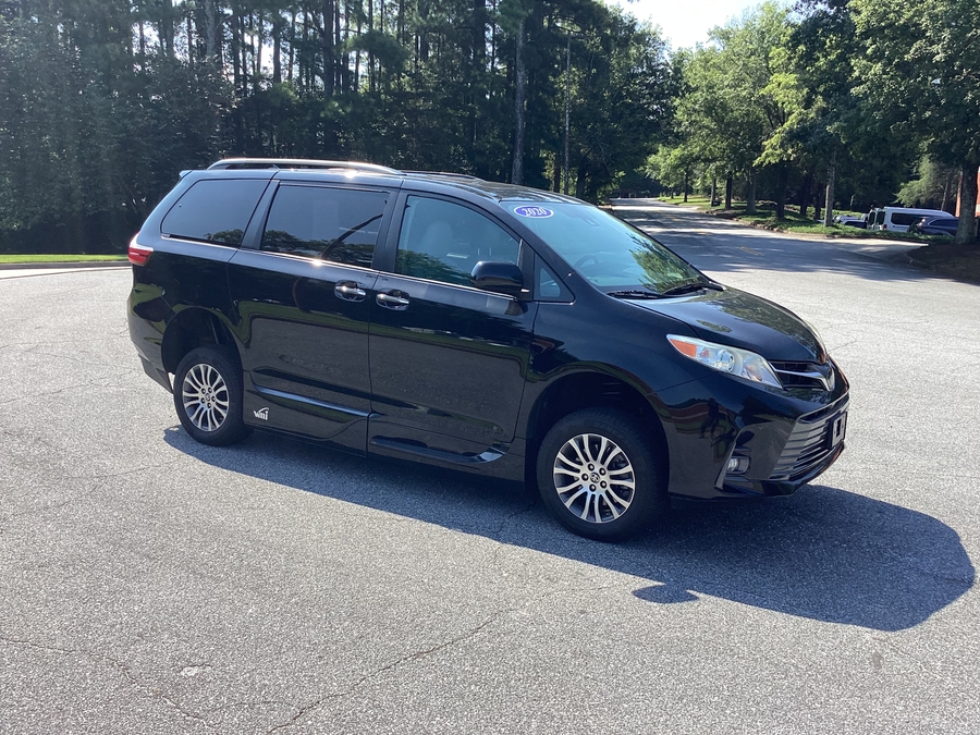 2020 Toyota Sienna XLE - Photo 9