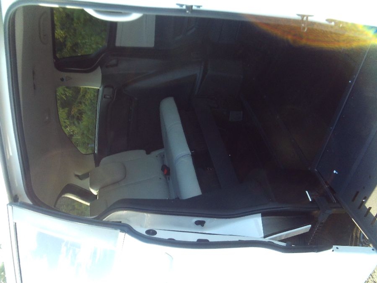 White Honda Odyssey image number 23