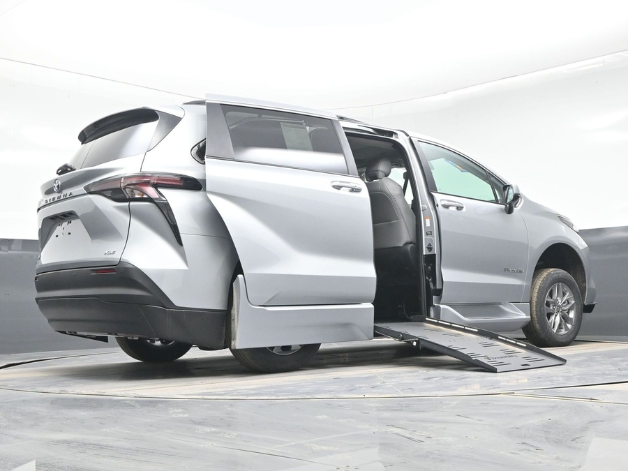 Silver Toyota Sienna image number 21