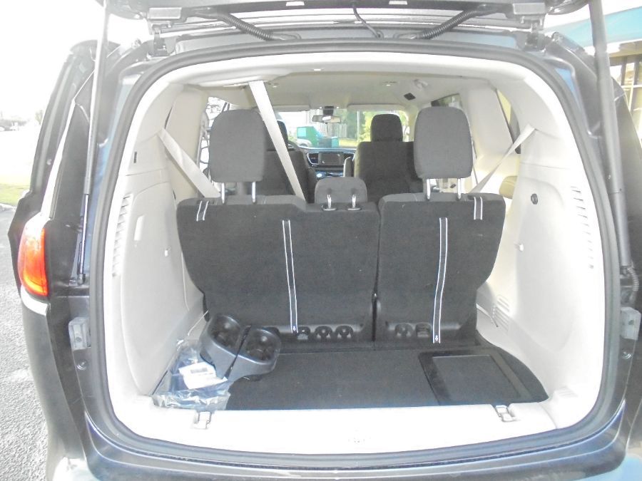 Grey Chrysler Voyager image number 8