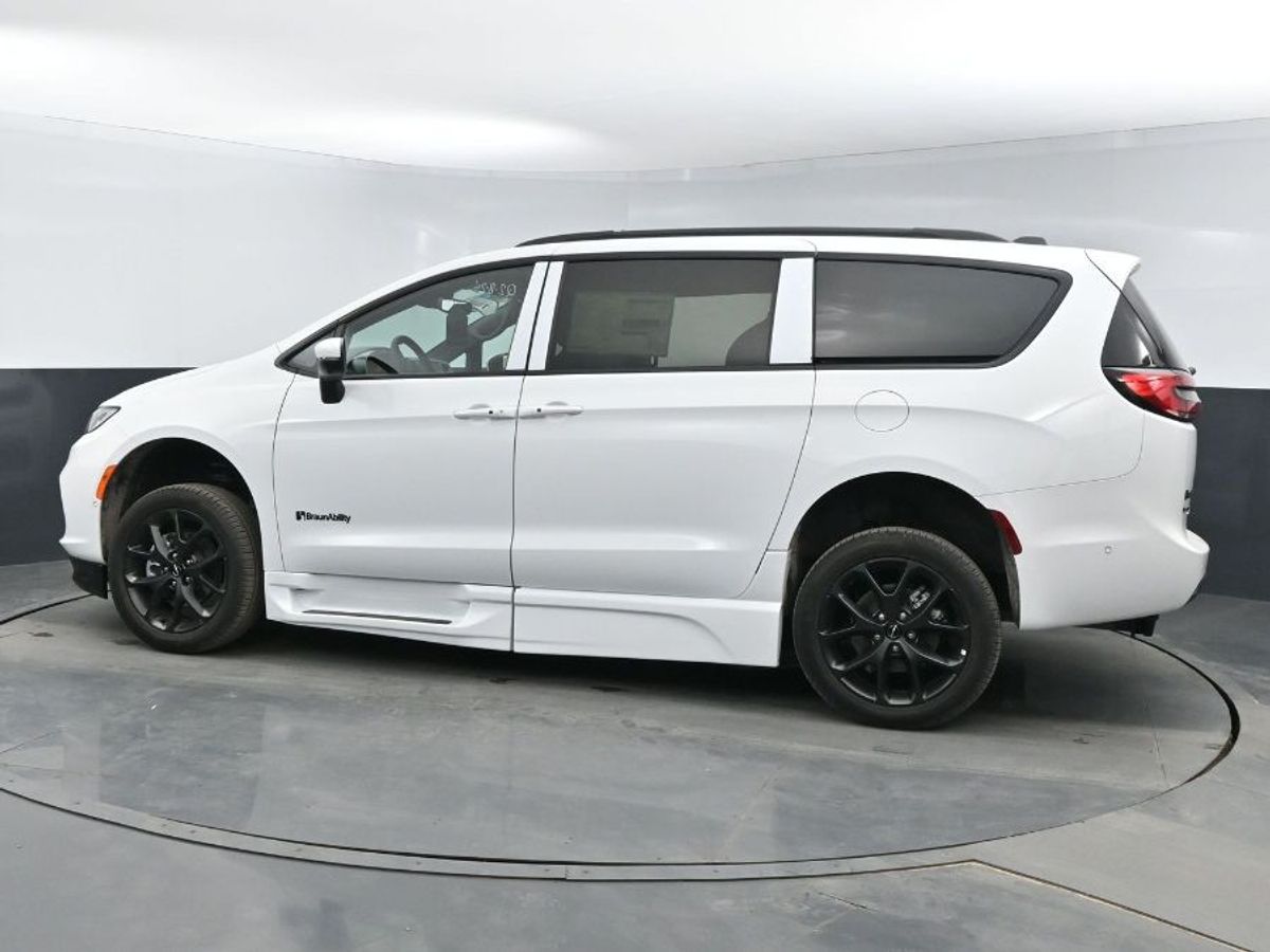 White Chrysler Pacifica image number 21