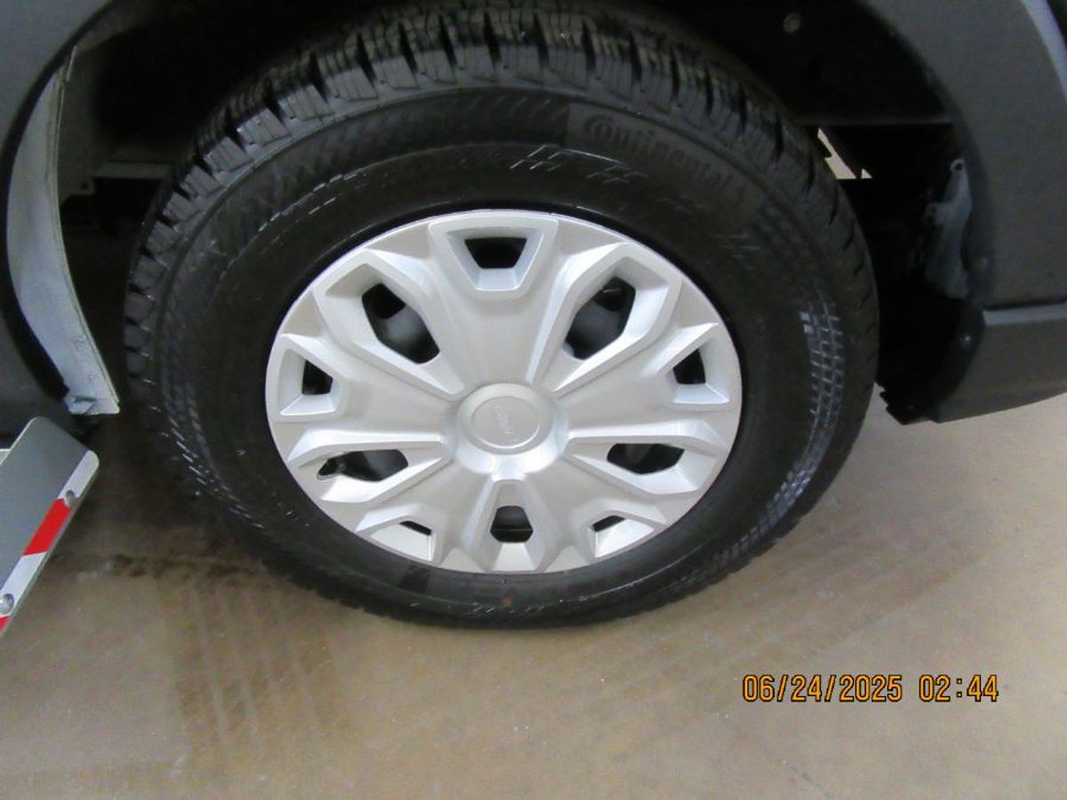 White Ford Transit image number 3