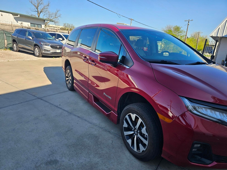 Red Honda Odyssey image number 5