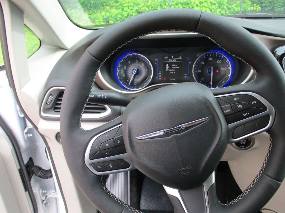 White Chrysler Voyager image number 15