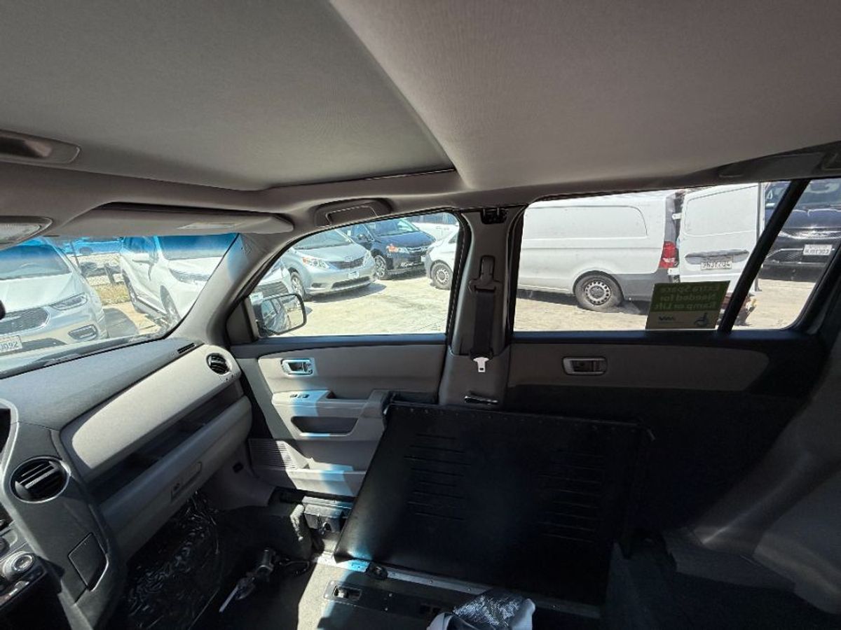 Silver Honda Pilot image number 9