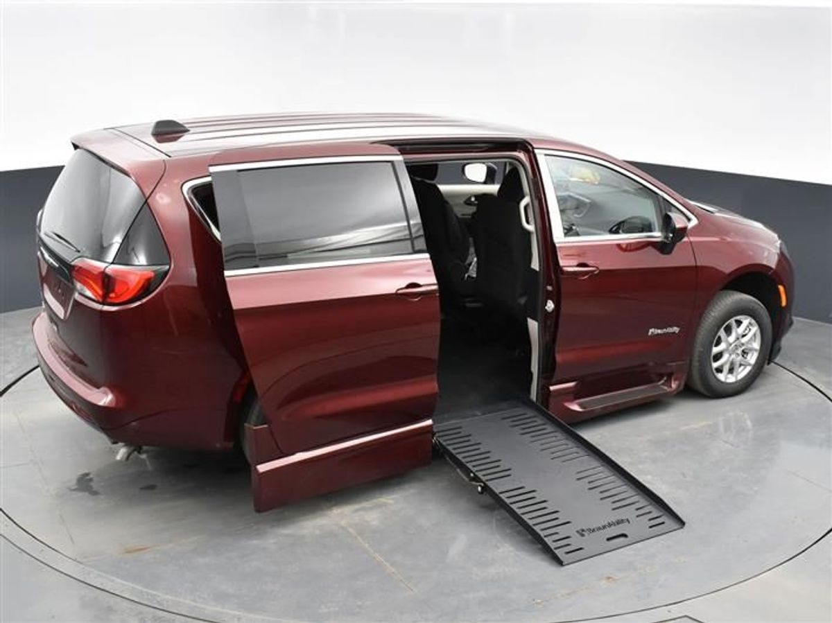 Red Chrysler Voyager image number 10