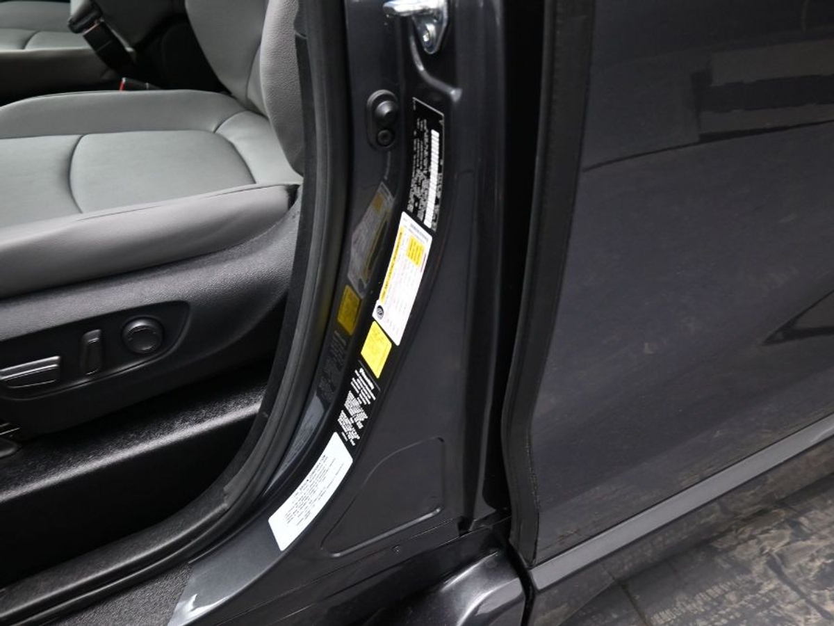 Grey Toyota Sienna image number 16