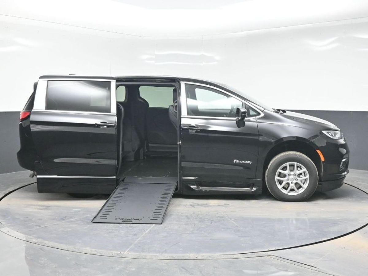 Black Chrysler Pacifica image number 4
