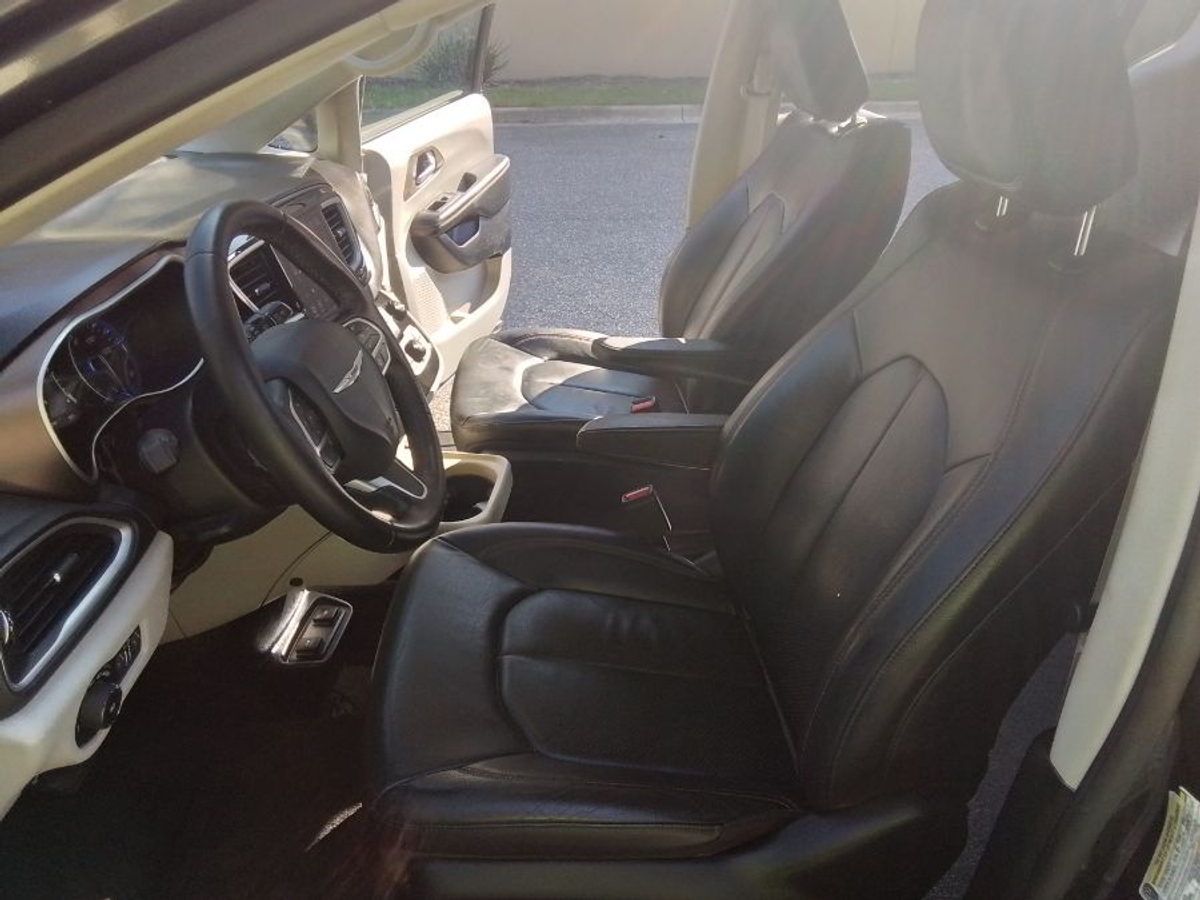 Grey Chrysler Pacifica image number 2